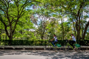 duas pessoas andando de bicicleta na ciclovia