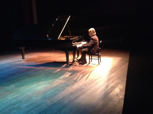 Daniel Roberts em apresentação solo. Concerto acontece  no Mamm (Foto: Divulgação)