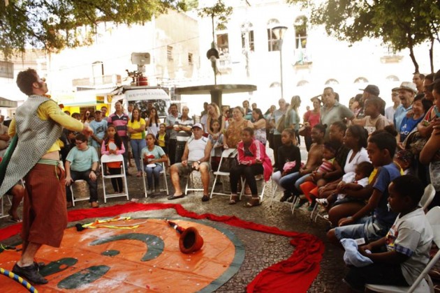 Arteiros Urbanos: magia cômica, malabarismo, música, poesia e esquetes tradicionais de circo (Foto: Divulgação)