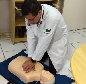 simulação massagem cardíaca - chefe do Serviço de Cardiologia do HU-UFJF/Ebserh, Hélio Lima Brito Júnior (Foto: Divulgação)