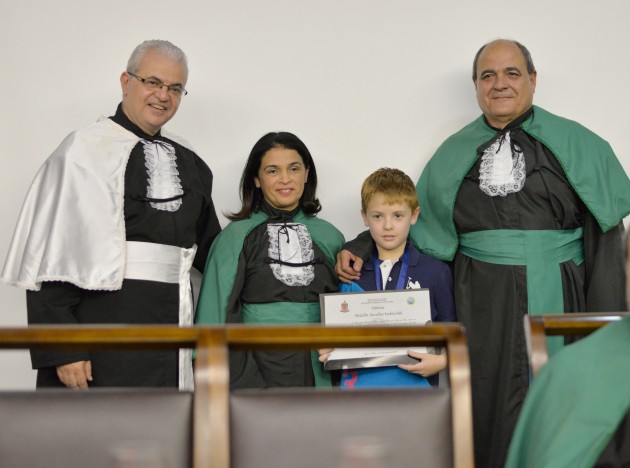 O menino Vinícius Clemente Gotardelo representou seu avô Augusto Gotardelo Junior, indicado pela Faculdade de Educação Física e Desportos (Foto: Twin Alvarenga) 