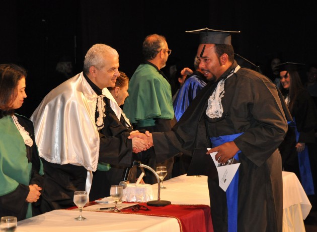 Formando não conteve emoção durante a entrega do diploma  (Foto: Alexandre Dornelas)