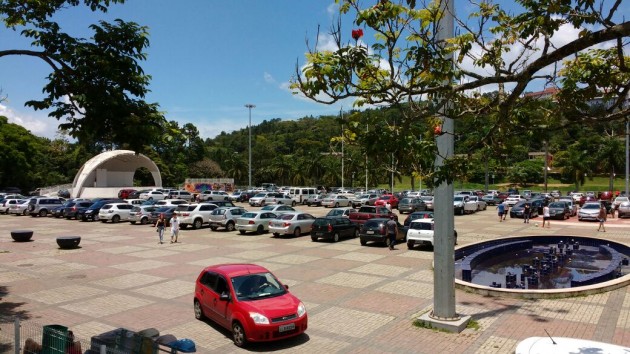 Estacionamento na Praça Cívica (Foto: Lina Lomeu)