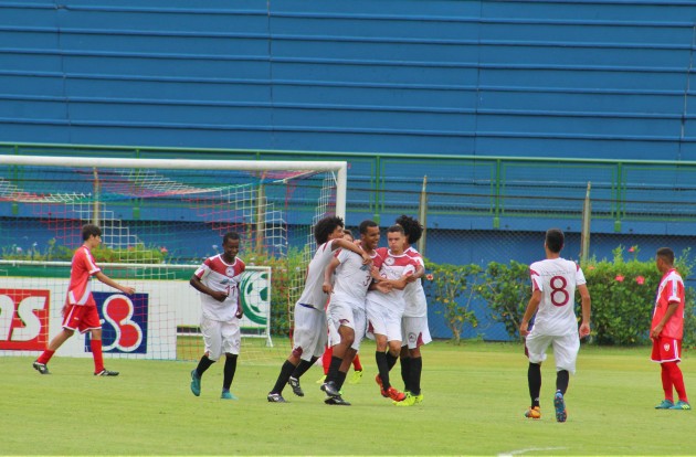 Jogadores do Sub-17 comemoram o gol (Foto: Caroline Delgado)