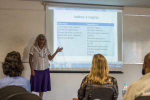 A jornalista Beatriz Coelho Silva apresentou seu livro no IAD sobre relações entre "berço do samba" carioca e judeus (Foto: Gustavo Tempone)