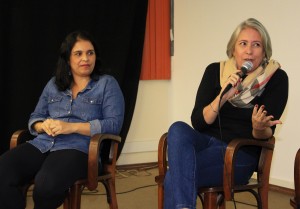Joyce Castelli e Claudia Jacobsen participaram de mesa-redonda sobre relação da família com sexualidade e escola (Foto: Alice Coêlho/UFJF)