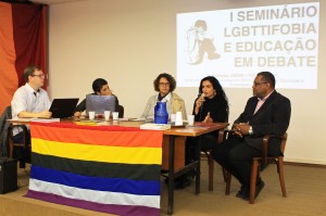 Roney Polato,  Joana Machado, Andréa Borges, Fernanda Moura e Julvan Moreira participaram da última mesa-redonda que discutiu a LGBTTIfobia (Foto: Alice Coêlho)