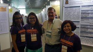 Dr John Spencer/USA com as estudantes Rosangela, Thais e profa Lucia