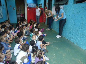 Equipe visita escolas com o objetivo de apresentar medidas de prevenção e orientar sobre a importância da saúde bucal para crianças