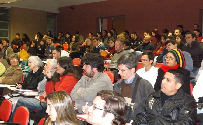 Cerca de 140 pessoas prestigiaram o evento no Anfiteatro de Estudos Sociais (Foto: Nathalia Nascimento)