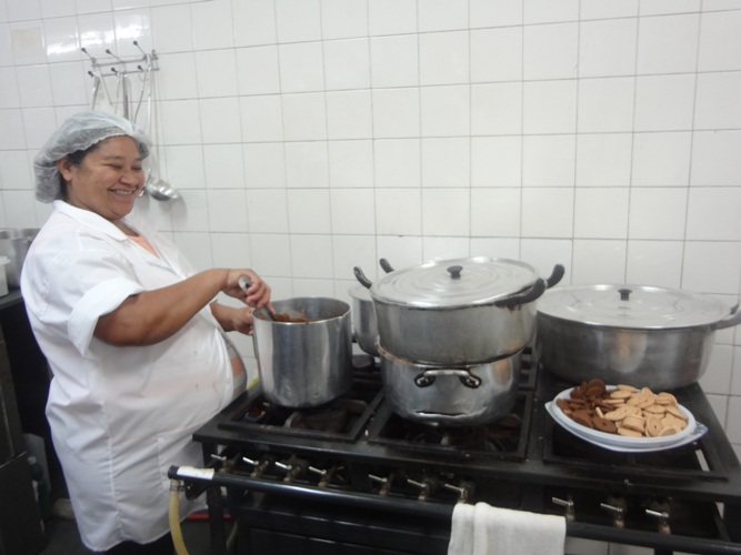 A cozinheira da creche Jandira Oliveira prepara a refeição seguindo as orientações do projeto (Foto: Jéssyka Prata/Proex)
