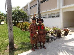 Os índios Txuhuramã Pataxó e Yasanã Pataxó conheceram a UFJF na última terça (Foto: Willian Oliveira/Proex)