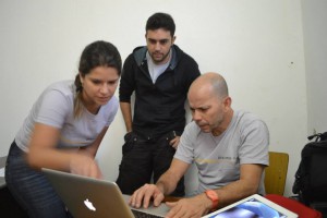 Professor Fábio Lima com alunos da UFJF desenvolvendo atividades do programa UrbanismoMG (Foto: UrbanismoMG)