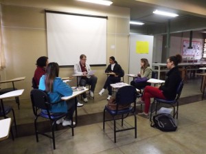 Reunião com professores do ensino público realizada em outubro na Faculdade de Educação (Foto: Vívia Lima/Proex)