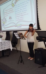 A jovem violinista, Amanda Lopes, demostra que não há espaço para limitações (Foto: Warley Bueno)