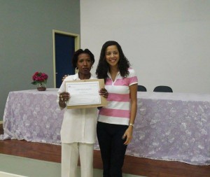 Sandra Aparecida Oliveira recebe o segundo diploma do programa Boa Vizinhança (Foto: Kaio Lara)